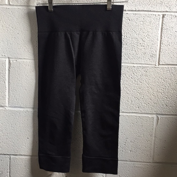lululemon athletica Pants - Lululemon charcoal crop legging, sz 6, 58887 lululemon athletica Pants - Lululemon charcoal crop legging, sz 6, 58887